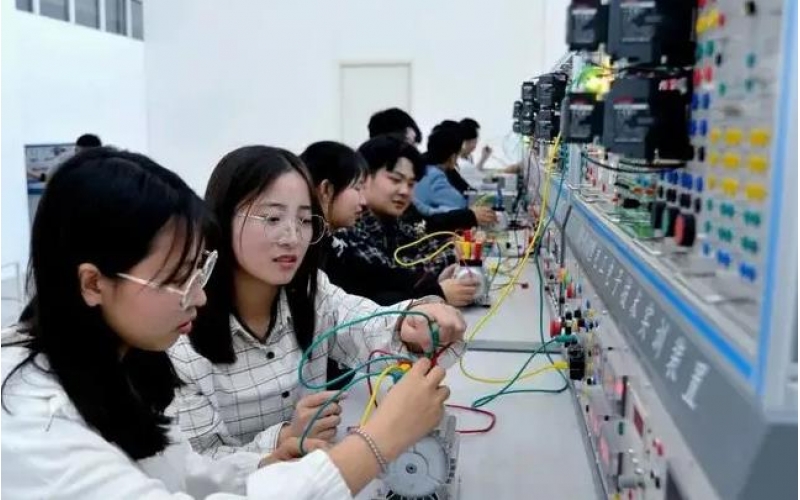 新職教法：明確不得設置就業(yè)門(mén)檻 職教與普教融通